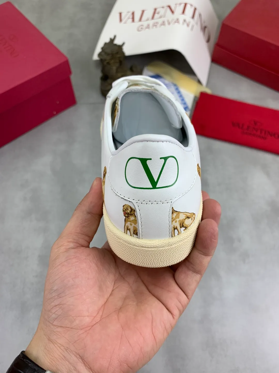 Men's men's shoes 💰P520 New style 💰 Top version Valentino Valentino 25/ Royco series Cherry 🍒Couple style Casual sneakers White shoes Original purchase and development Production Classic and timeless low-top sneakers outline a lazy silhouette, supplemented by low-key and restrained brand details, evolved into a must-have item in the wardrobe, comfortable and versatile!  ✔️Fabric: Original customized first-layer cowhide ✔️Inner lining: Imported breathable sheep lining ✔️Sole: Original molded anti-slip rubber material ✔️Size: 38-45